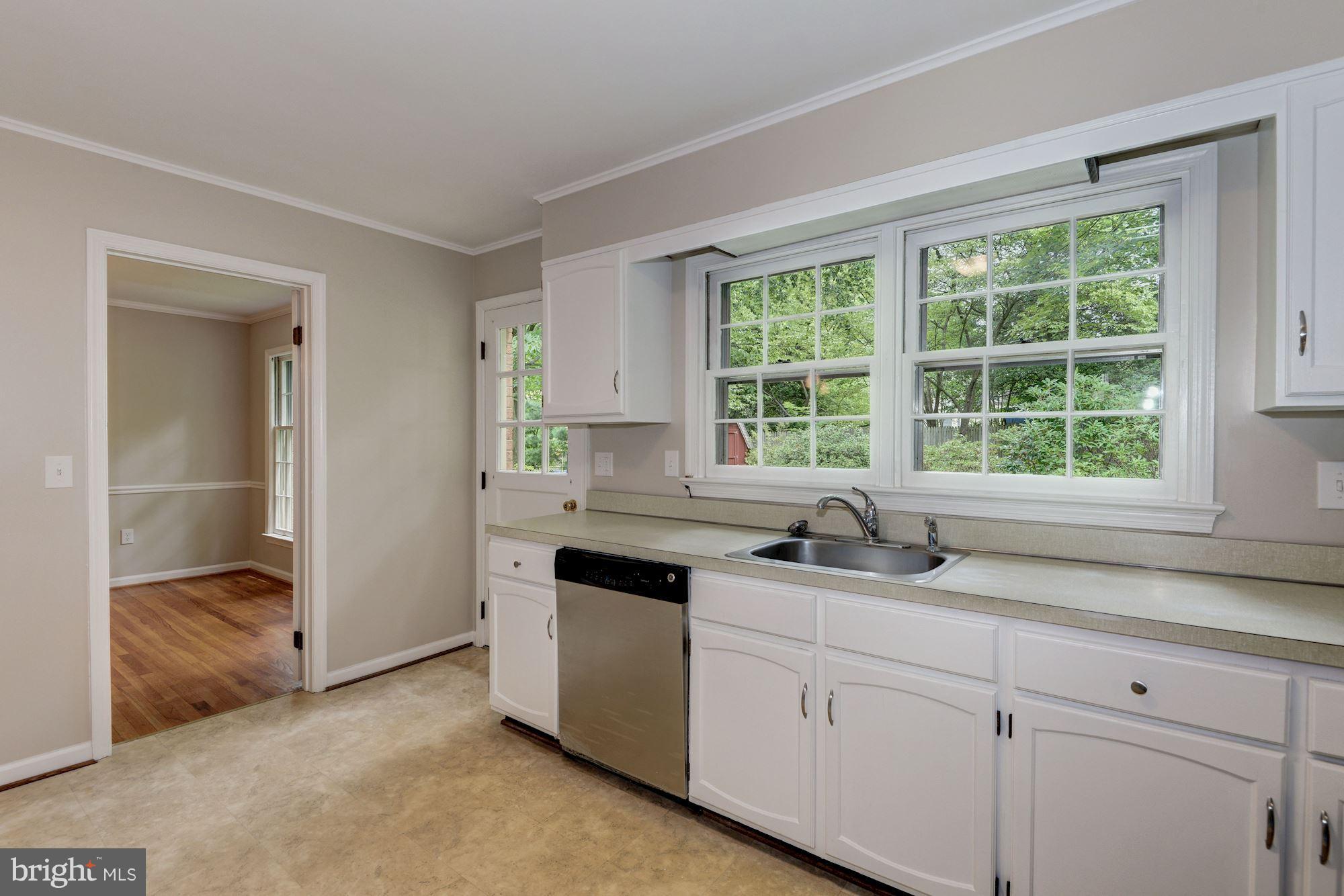 11813 Gregerscroft Road Potomac, MD 20854 - Photo 11 of 30 Kitchen