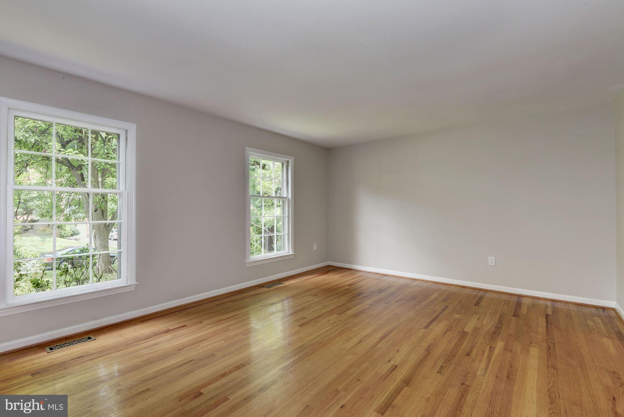 11813 Gregerscroft Road Potomac, MD 20854 - Photo 4 of 30 Living Room