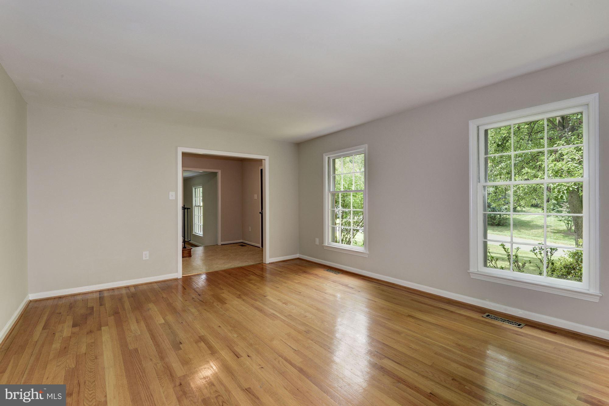 11813 Gregerscroft Road Potomac, MD 20854 - Photo 5 of 30 Living Room