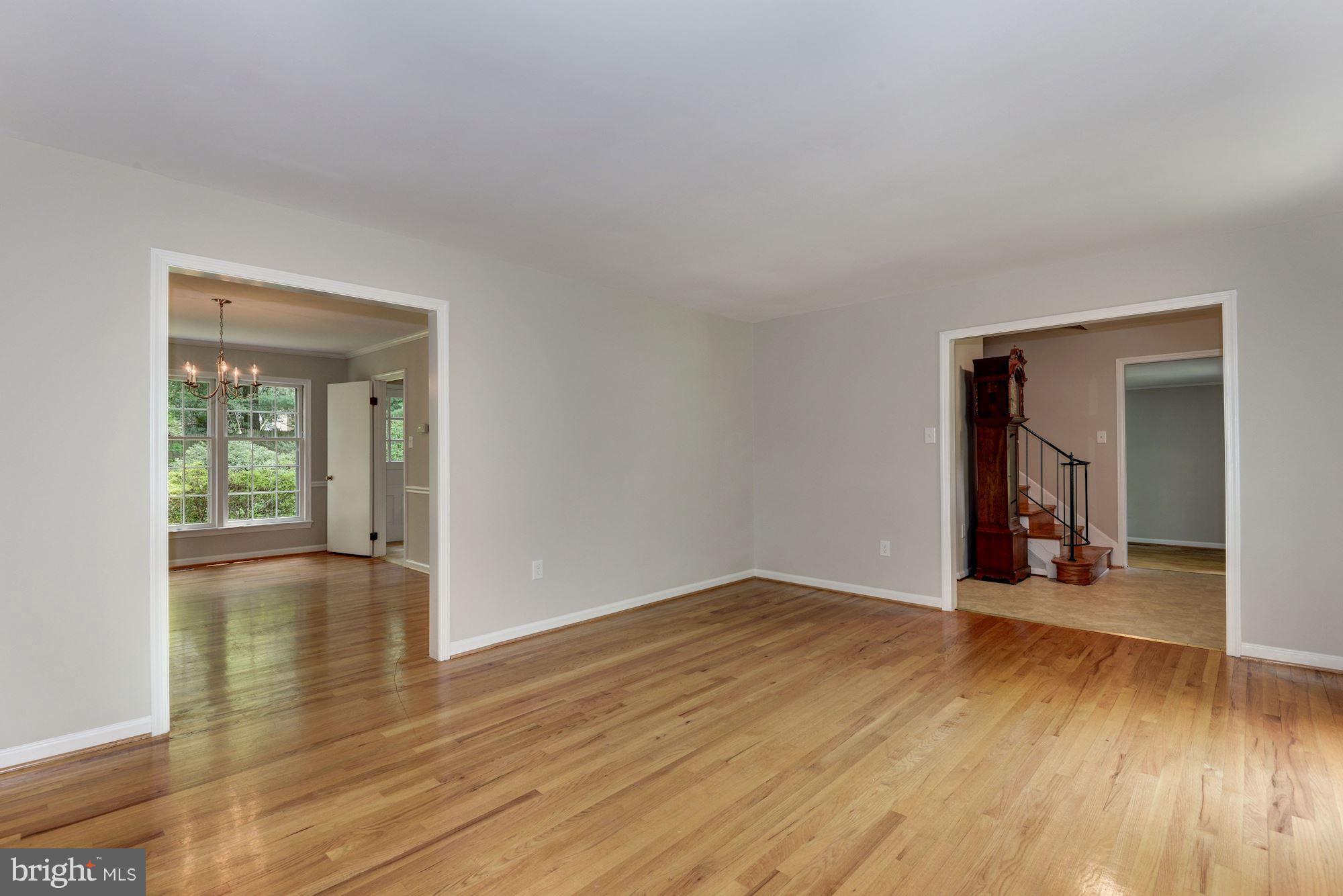 11813 Gregerscroft Road Potomac, MD 20854 - Photo 6 of 30 Living Room