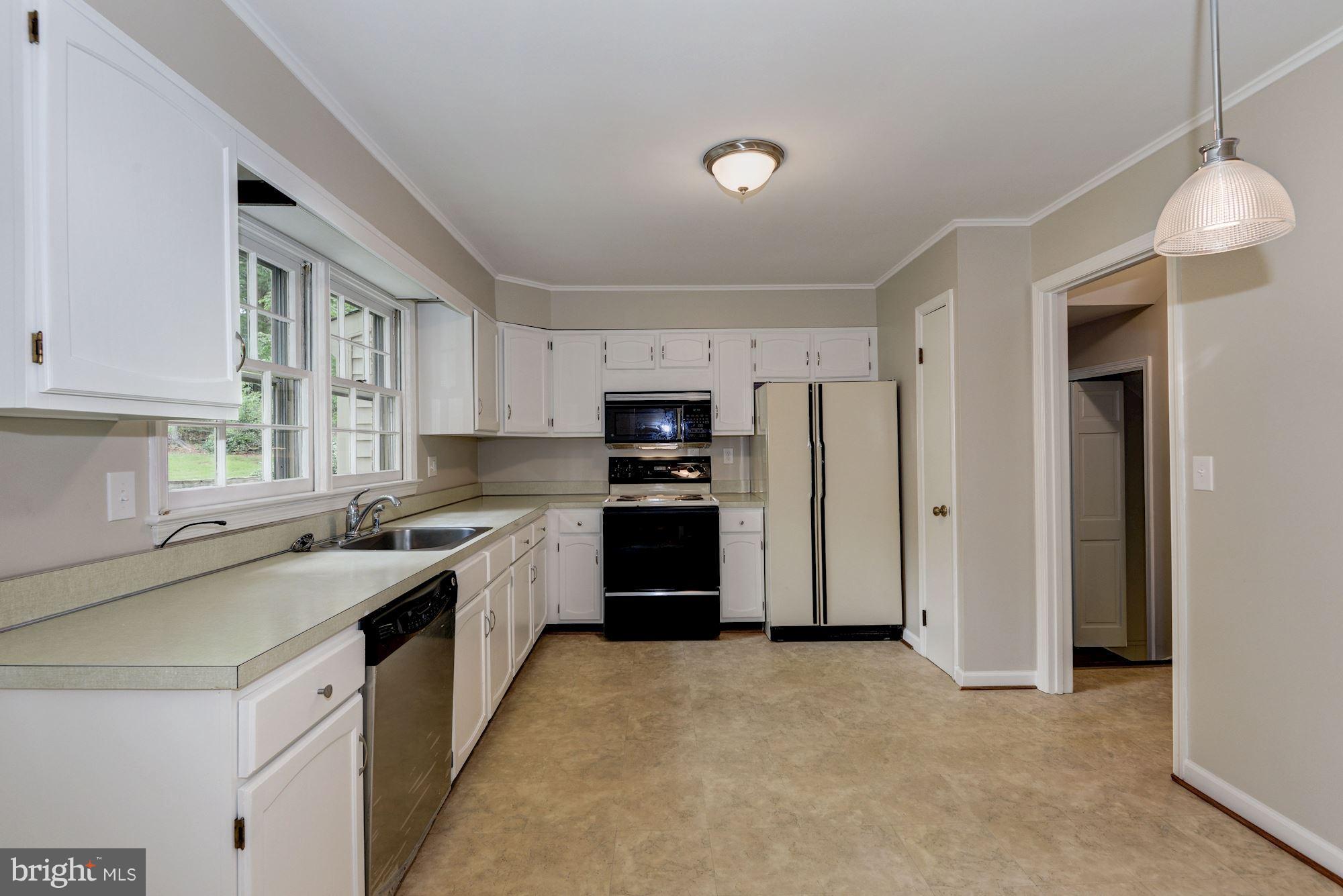 11813 Gregerscroft Road Potomac, MD 20854 - Photo 9 of 30 Kitchen