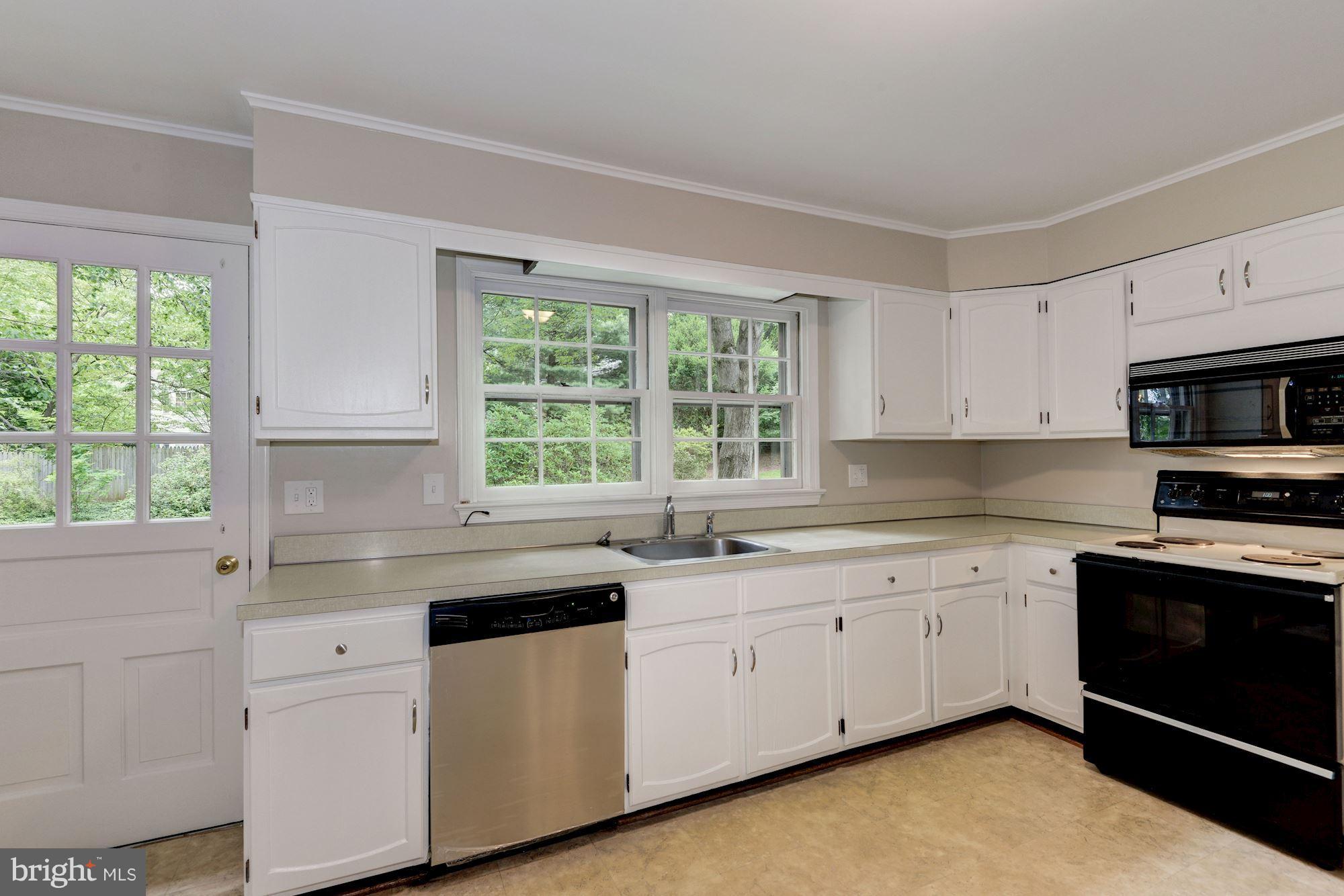 11813 Gregerscroft Road Potomac, MD 20854 - Photo 10 of 30 Kitchen