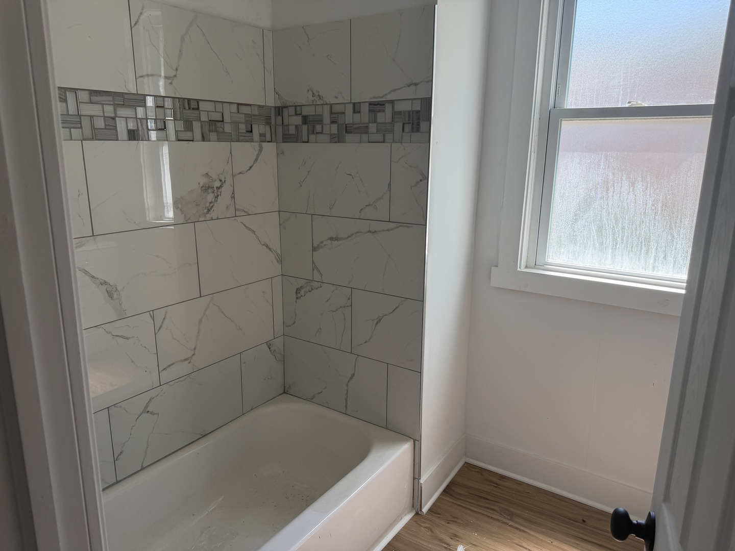 6716 South May Street Chicago, IL 60621 - Photo 5 of 9 a bathroom with a bathtub