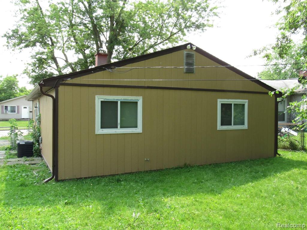 821 Kettering Avenue Pontiac, MI 48340 - Photo 3 of 18