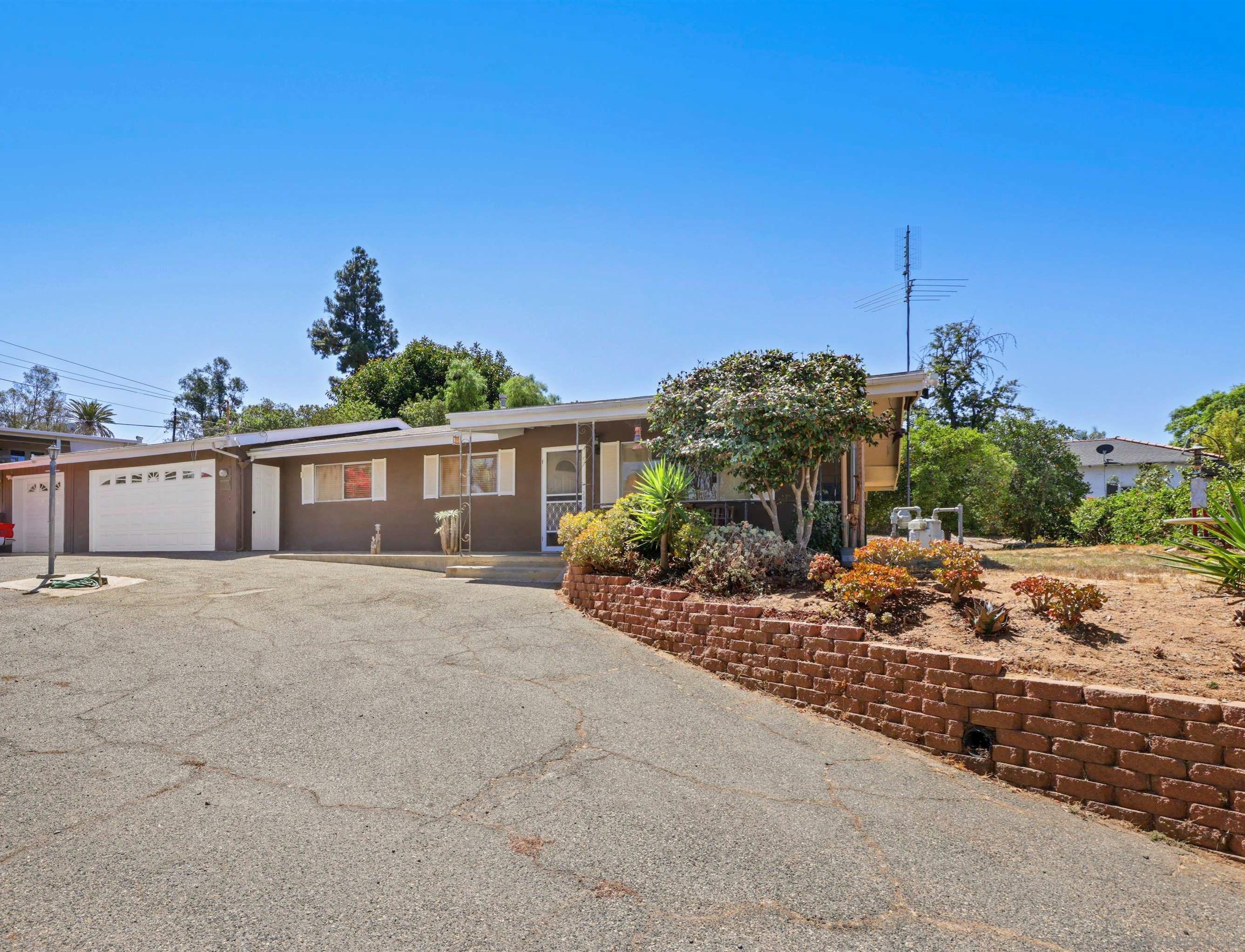 131 Stage Coach Lane Fallbrook, CA 92028 - Photo 2 of 25 Gallery Image 2