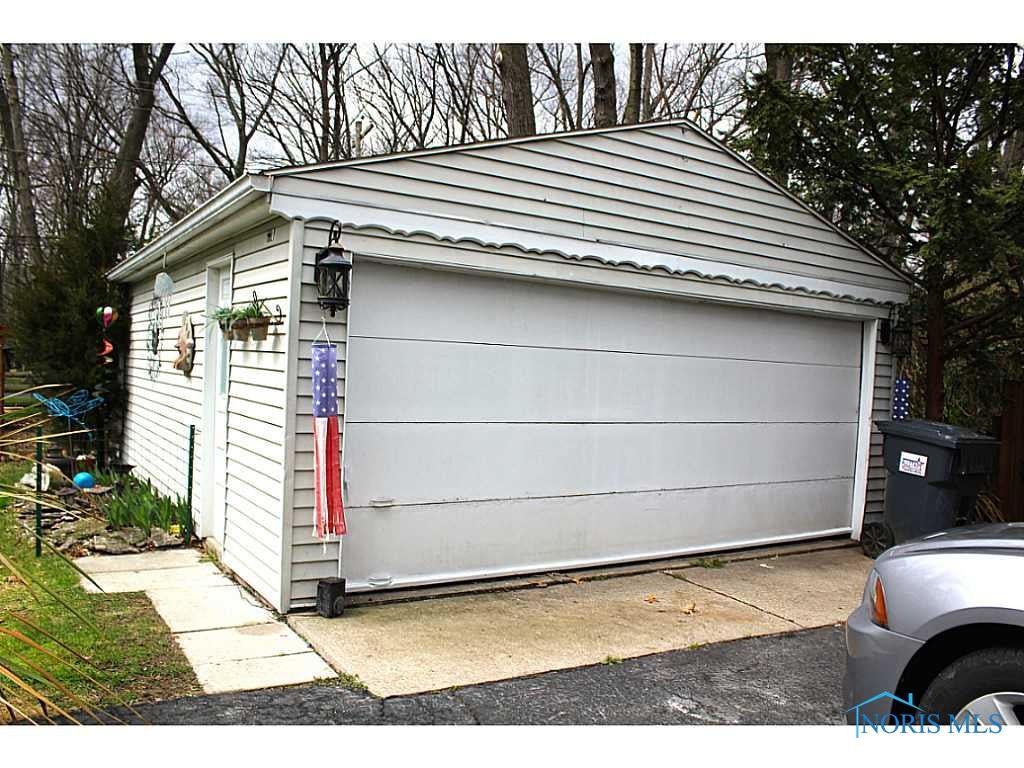 4117 Merriweather Road Toledo, OH 43623 - Photo 3 of 17 Detached Garage.