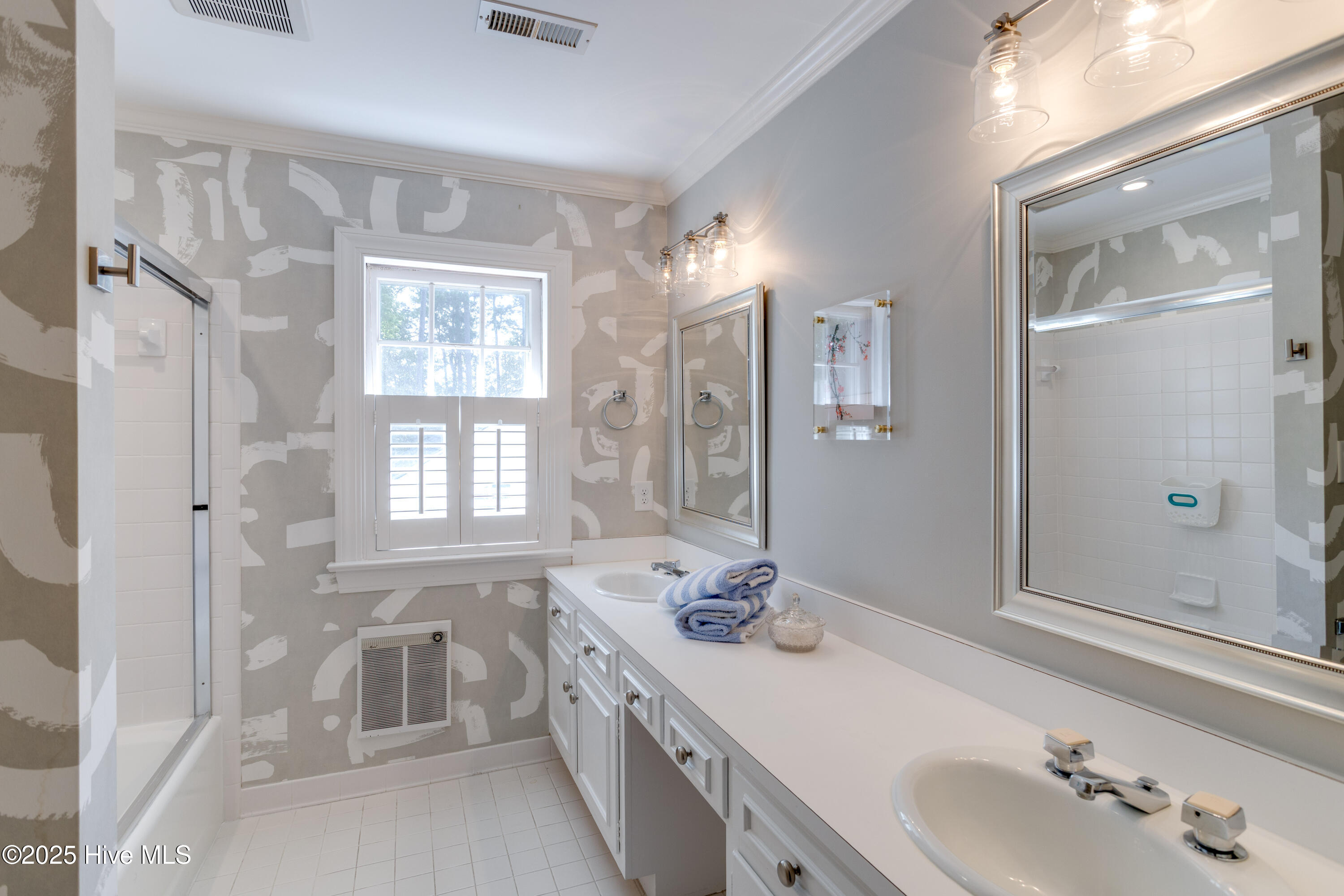 611 Queen Annes Road Greenville, NC 27858 - Photo 31 of 48 Upstairs Bathroom 2