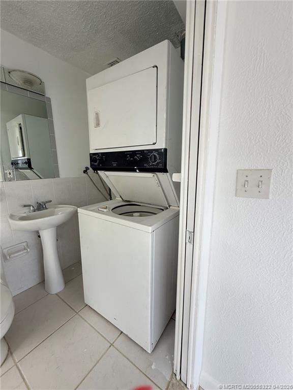33 Southeast Sailfish Lane Stuart, FL 34996 - Photo 15 of 18 a utility room with a sink washer and dryer