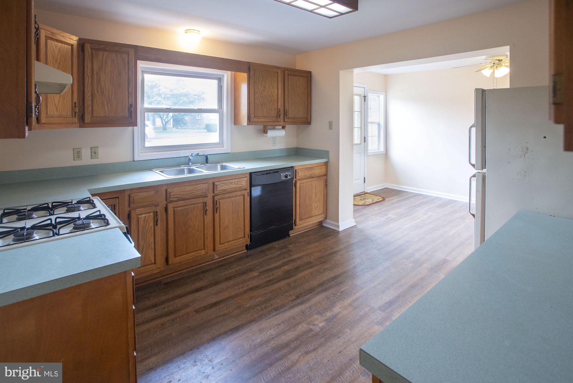 347 Edgehill Road York, PA 17403 - Photo 4 of 19