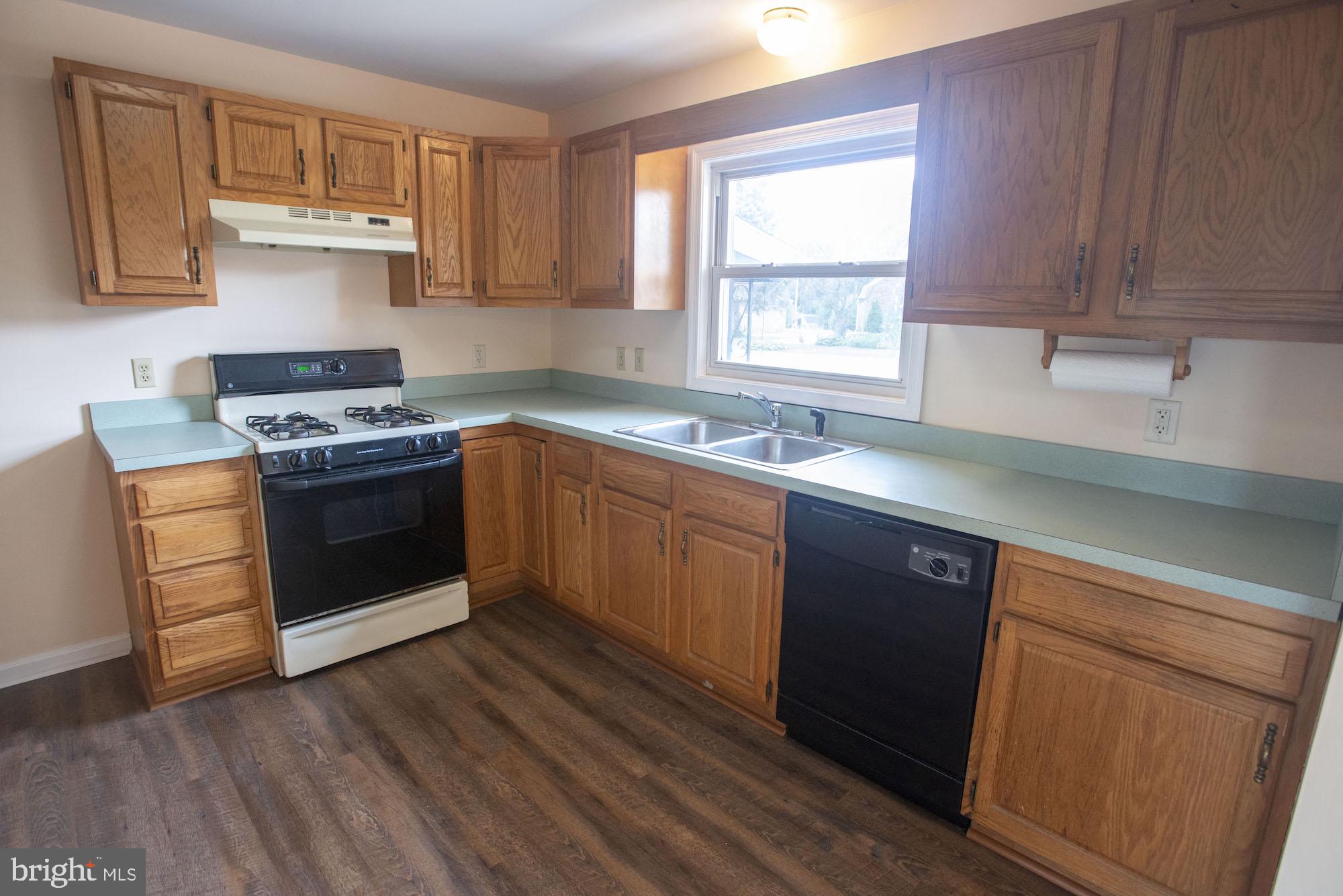 347 Edgehill Road York, PA 17403 - Photo 5 of 19