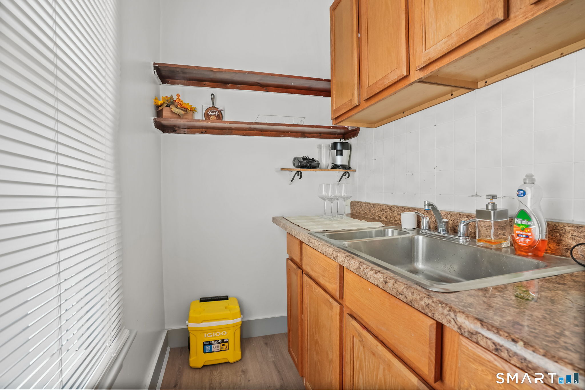 36 Maltby Place New Haven, CT 06513 - Photo 4 of 38 a utility room with sink dryer and washer