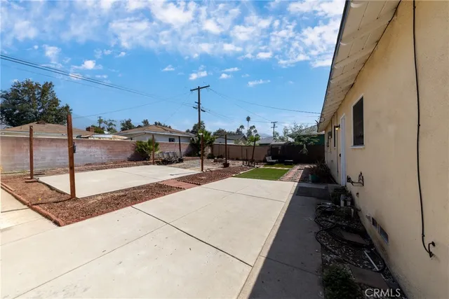 a view of a back yard