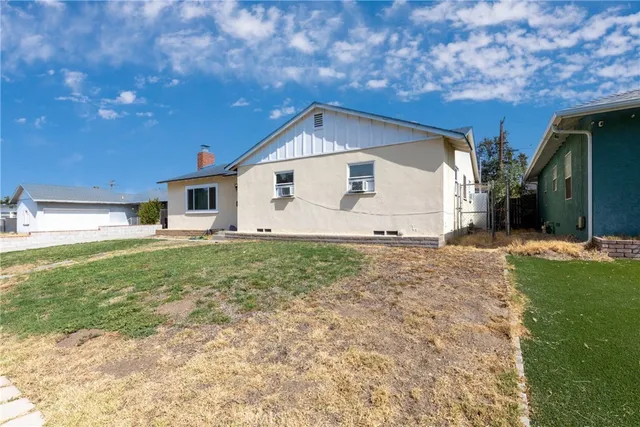 a view of a house with a yard