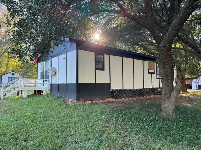 a view of a yard with an tree