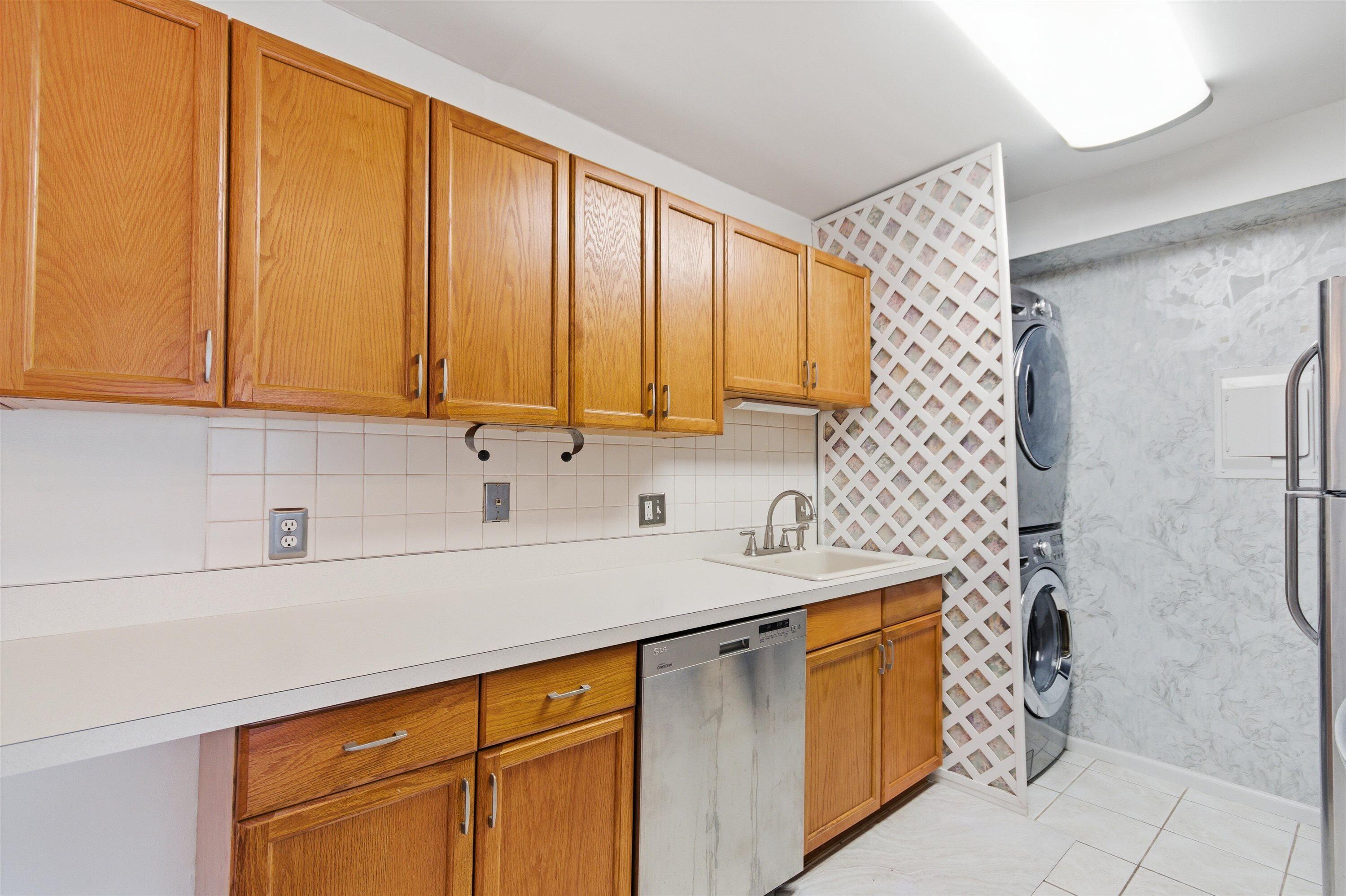 1235 South Maple Road, Unit 201 Ann Arbor, MI 48103 - Photo 13 of 35 14-15