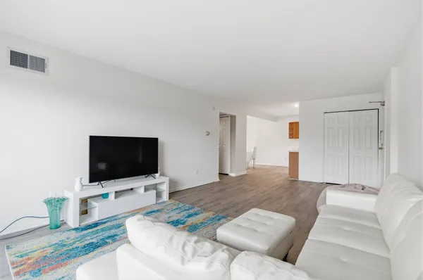 $2,000 | 1235 South Maple Road, Unit 201, Ann Arbor, MI 48103