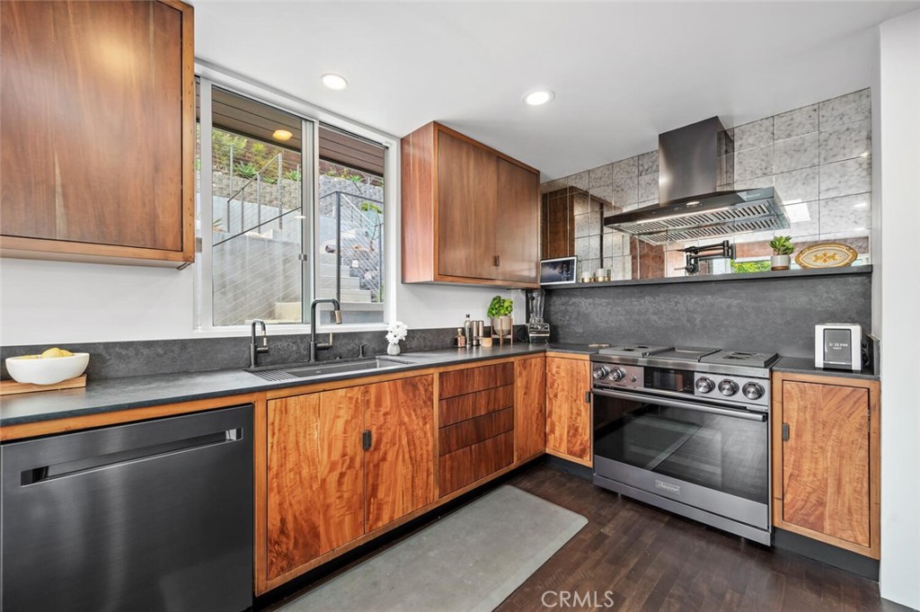 1340 Cerritos Drive Laguna Beach, CA 92651 - Photo 12 of 46