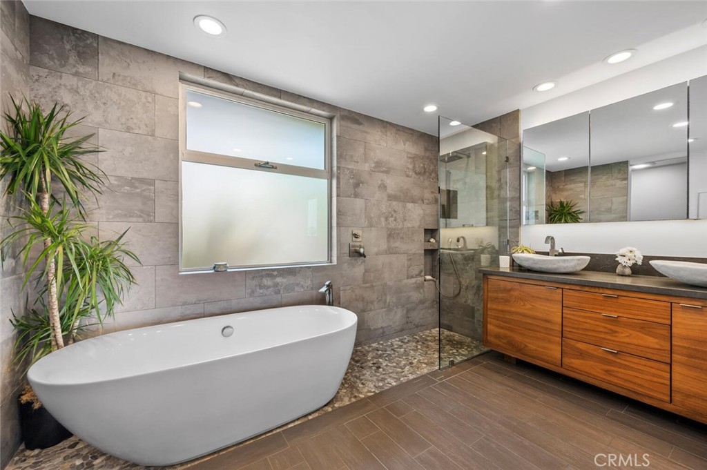 1340 Cerritos Drive Laguna Beach, CA 92651 - Photo 18 of 46 a spacious bathroom with a bathtub and a sink