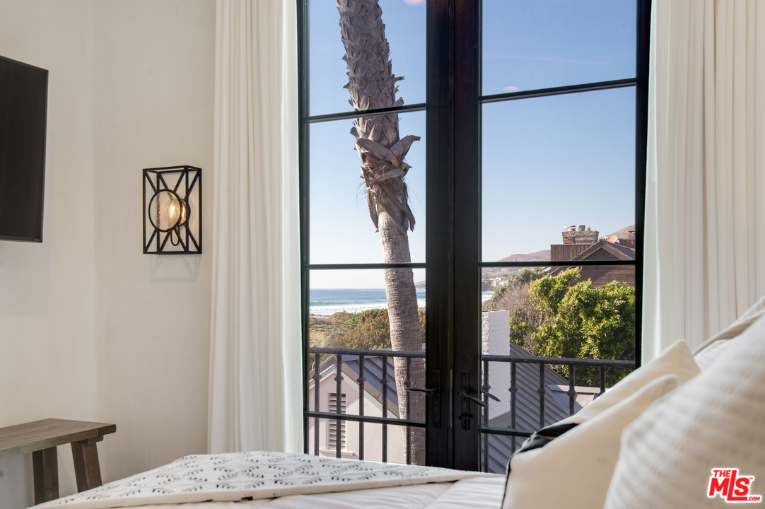 30826 Broad Beach Road Malibu, CA 90265 - Photo 19 of 23 a bedroom with a bed and a window