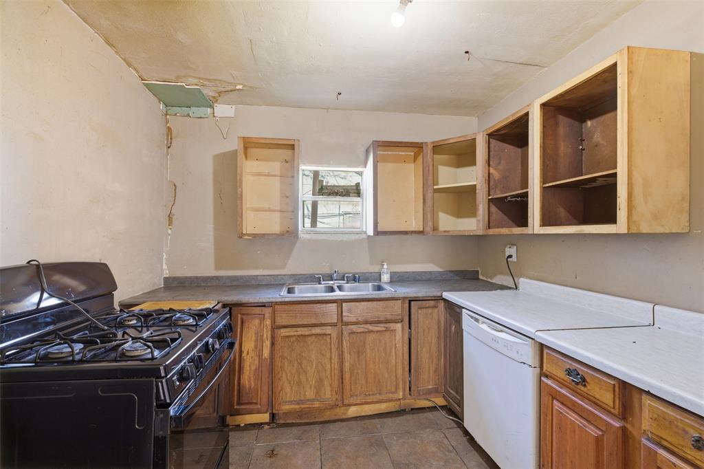 1703 Navaro Street Dallas, TX 75208 - Photo 11 of 28 a kitchen with a sink stove and cabinets