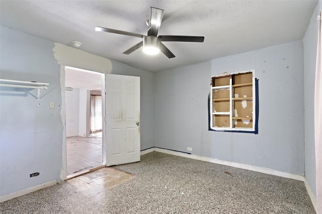 1703 Navaro Street Dallas, TX 75208 - Photo 12 of 28 a view of an empty room with a window