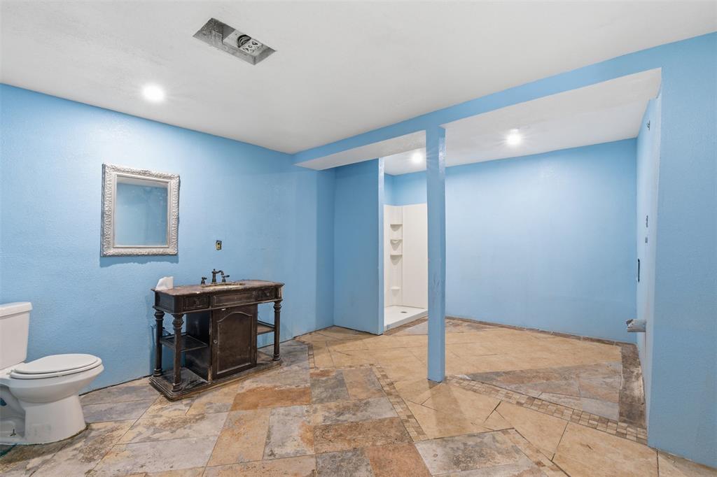 1703 Navaro Street Dallas, TX 75208 - Photo 14 of 28 a bathroom with a toilet