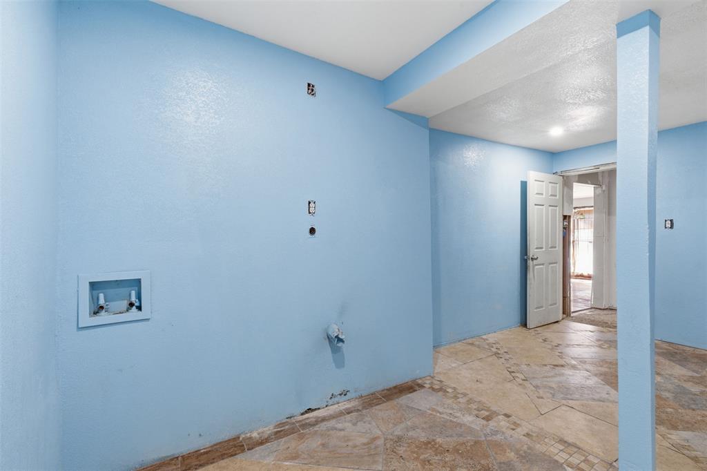 1703 Navaro Street Dallas, TX 75208 - Photo 15 of 28 a view of hallway