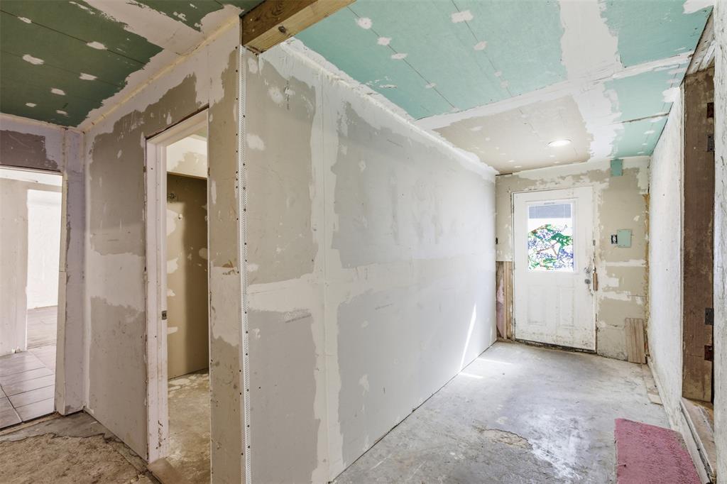 1703 Navaro Street Dallas, TX 75208 - Photo 19 of 28 a view of a hallway view with staircase