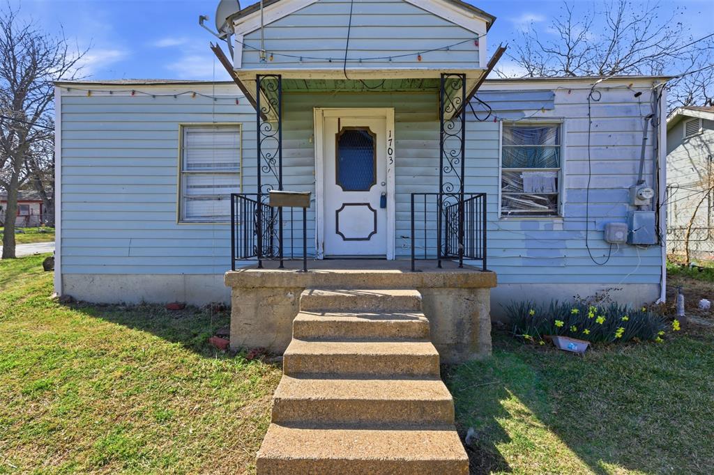 1703 Navaro Street Dallas, TX 75208 - Photo 2 of 28 a front view of a house with garden