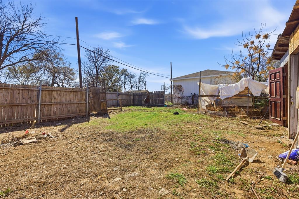 1703 Navaro Street Dallas, TX 75208 - Photo 27 of 28 a view of a tiny house with a yard