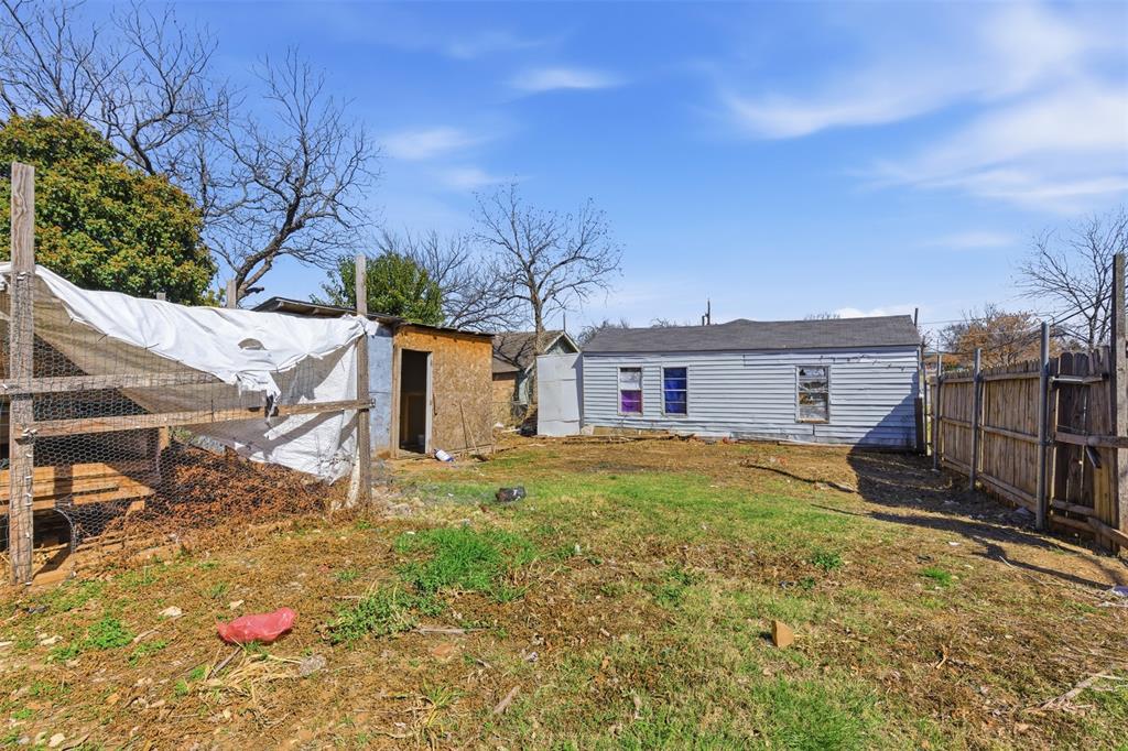 1703 Navaro Street Dallas, TX 75208 - Photo 28 of 28 a view of a backyard