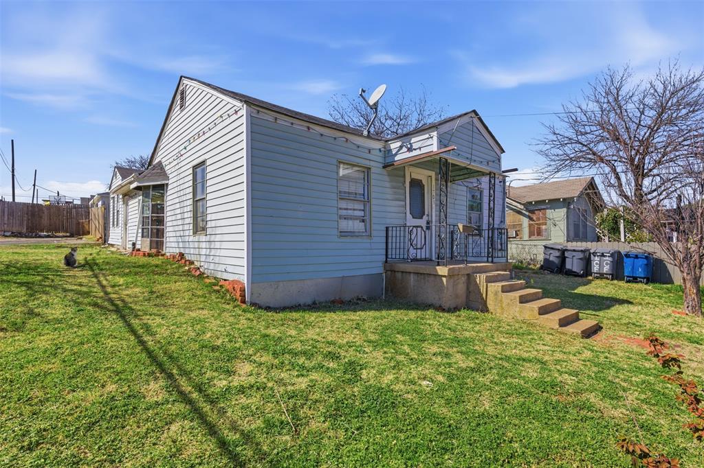 1703 Navaro Street Dallas, TX 75208 - Photo 5 of 28 a view of a house with a yard