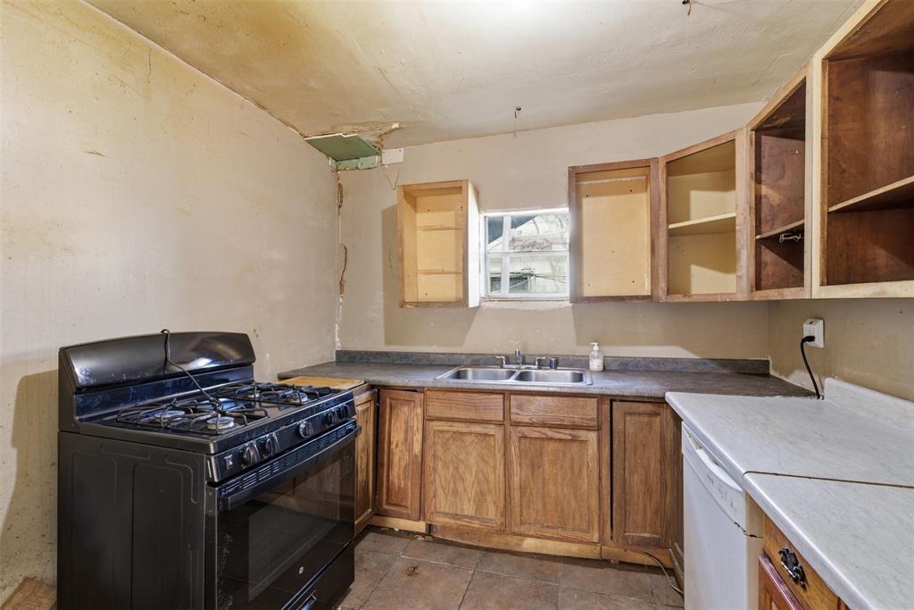 1703 Navaro Street Dallas, TX 75208 - Photo 9 of 28 a kitchen that has a sink and a stove