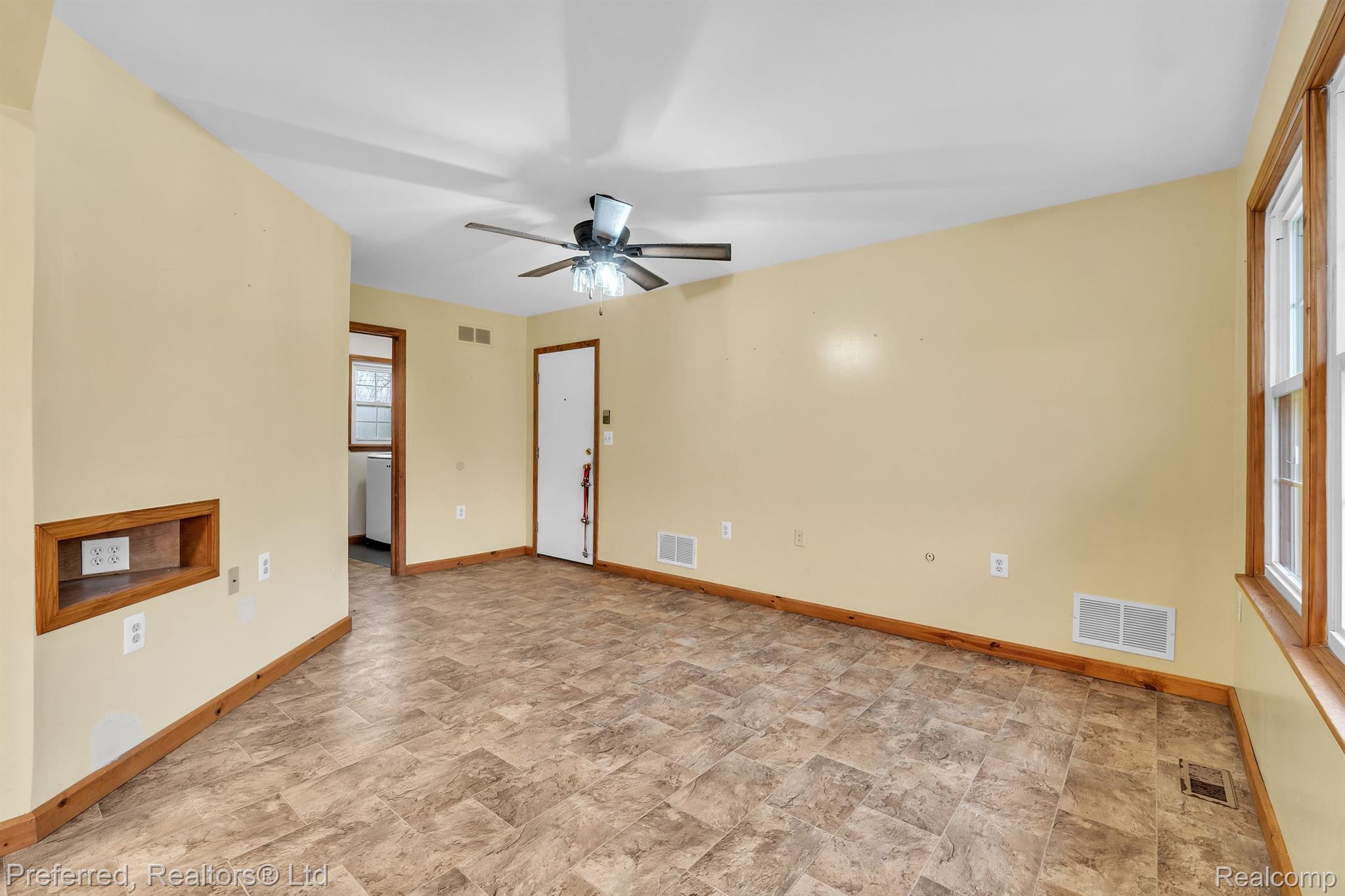 21982 Bell Road New Boston, MI 48164 - Photo 14 of 33 Gallery Image 14