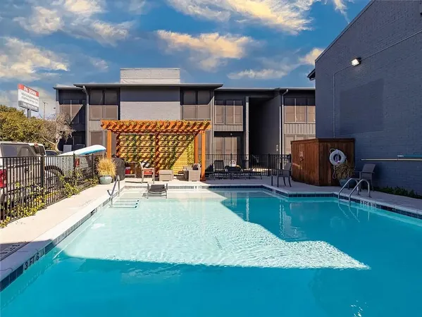 a view of a swimming pool with seating space