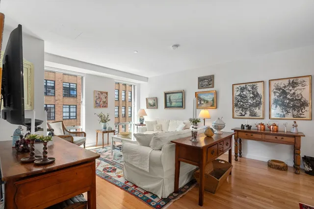 $1,195,000 | 80 Broad Street, Unit 1002, Boston, MA 02110
