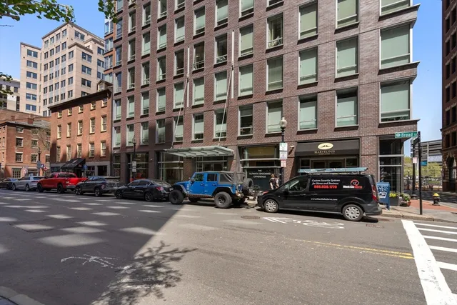 $1,195,000 | 80 Broad Street, Unit 1002, Boston, MA 02110