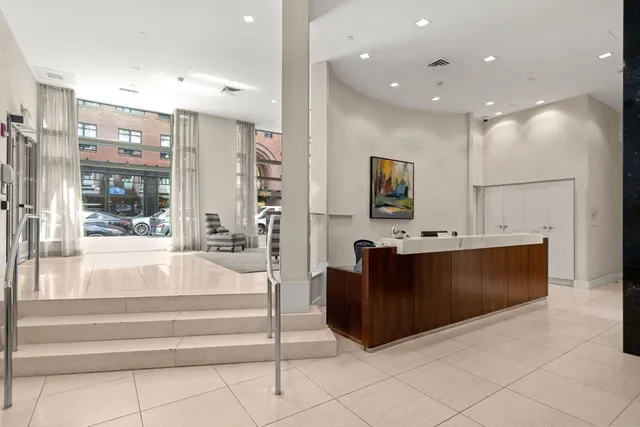 $1,195,000 | 80 Broad Street, Unit 1002, Boston, MA 02110