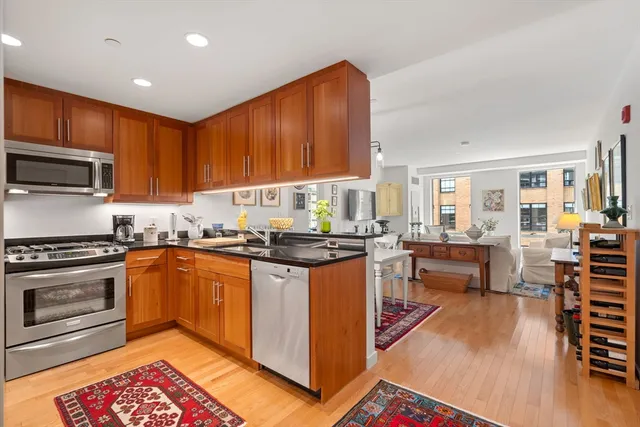 $1,195,000 | 80 Broad Street, Unit 1002, Boston, MA 02110