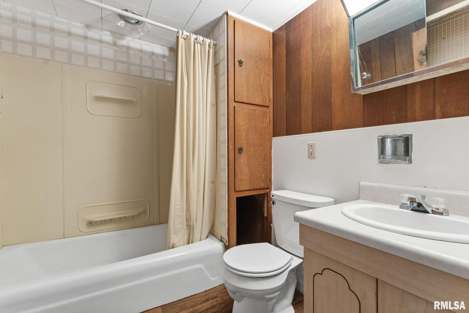 315 West Locust Street Cambridge, IL 61238 - Photo 15 of 27 a bathroom with a sink toilet and shower