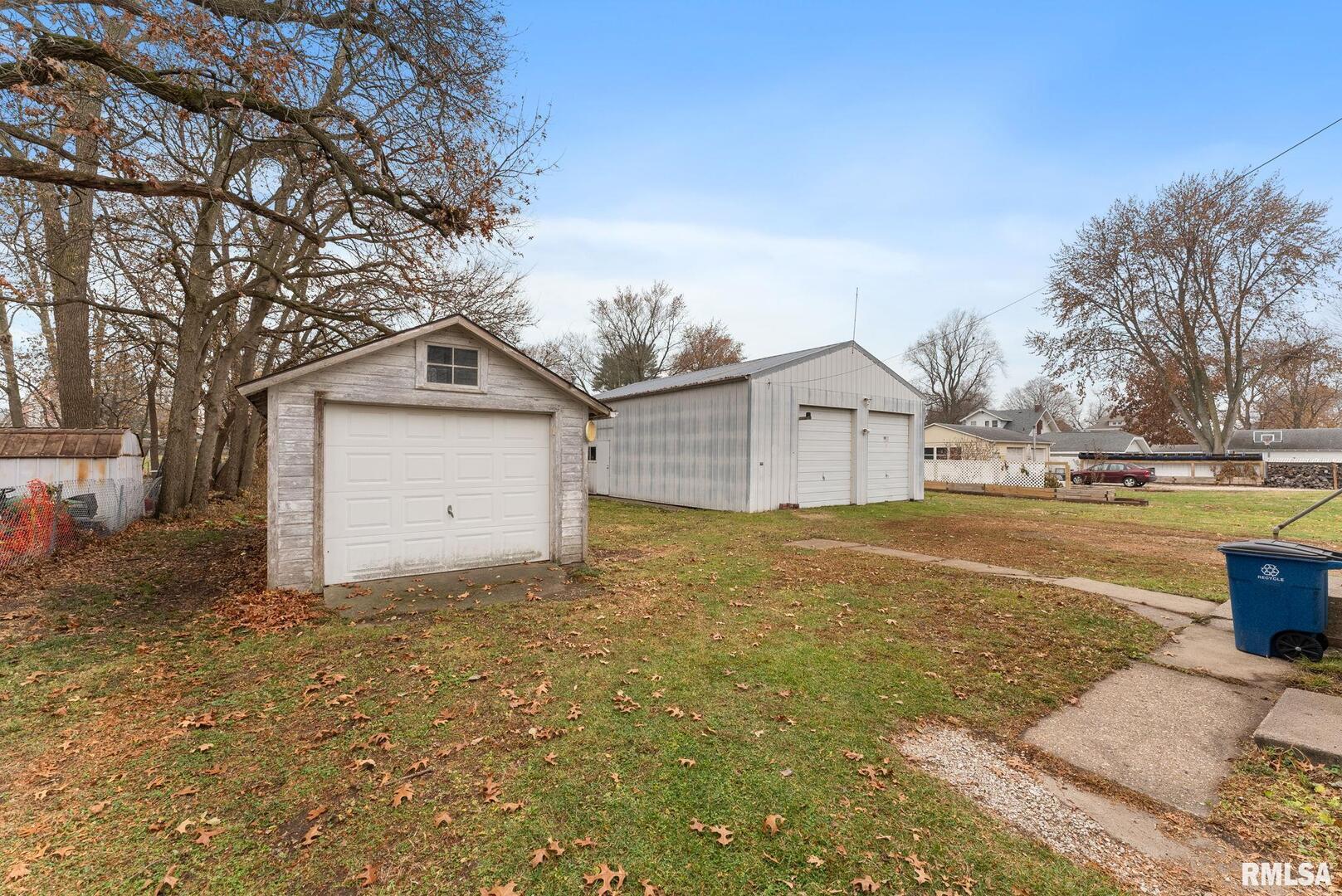 315 West Locust Street Cambridge, IL 61238 - Photo 19 of 27 a house view with a garden space