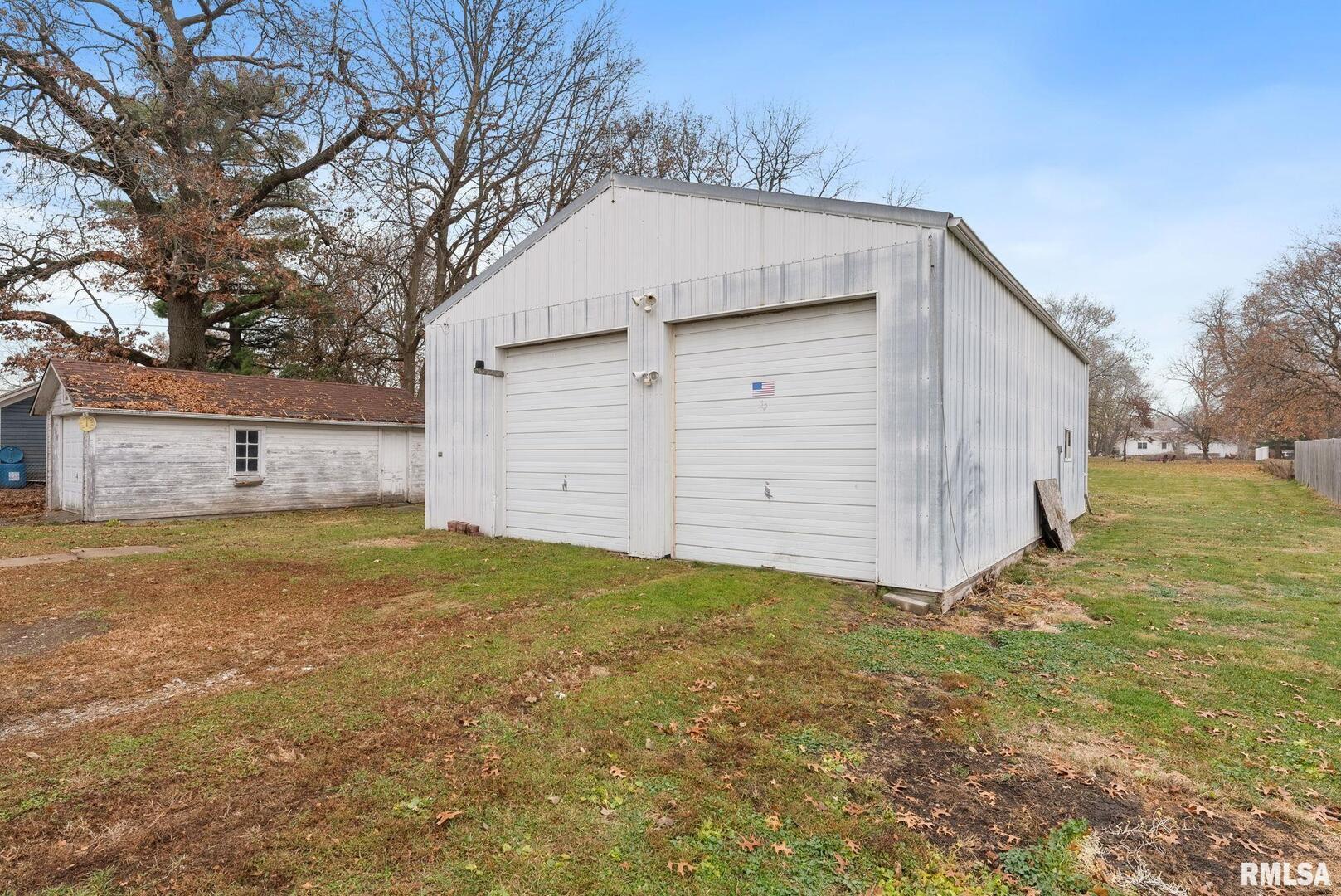 315 West Locust Street Cambridge, IL 61238 - Photo 20 of 27 a view of a backyard with a large tree