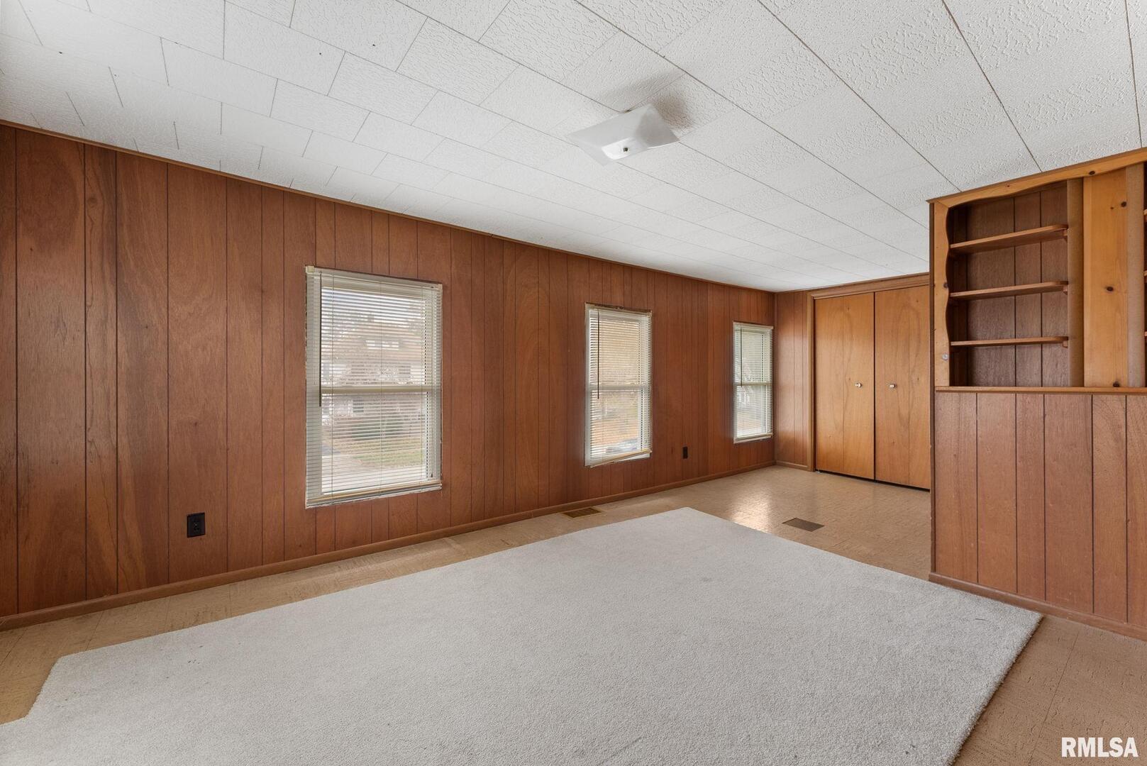 315 West Locust Street Cambridge, IL 61238 - Photo 10 of 27 an empty room with windows