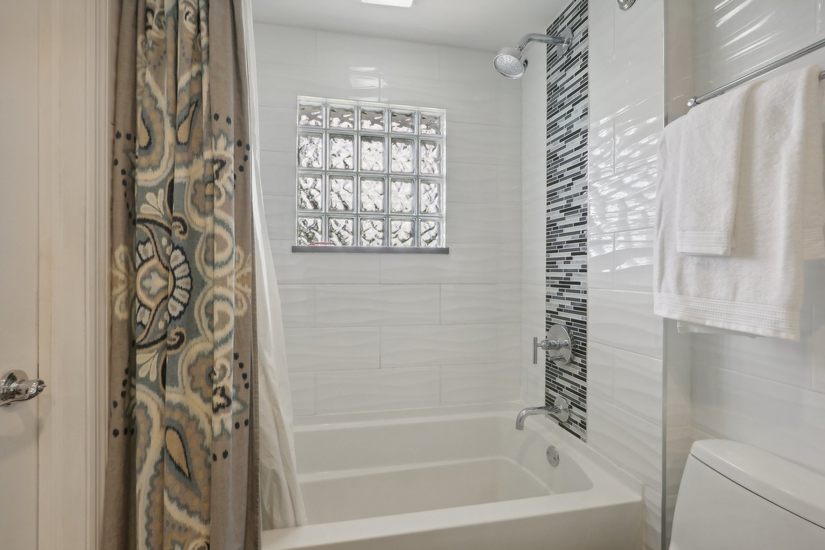 785 Cambridge Lane Hoffman Estates, IL 60169 - Photo 22 of 48 a bathroom with a bathtub and shower