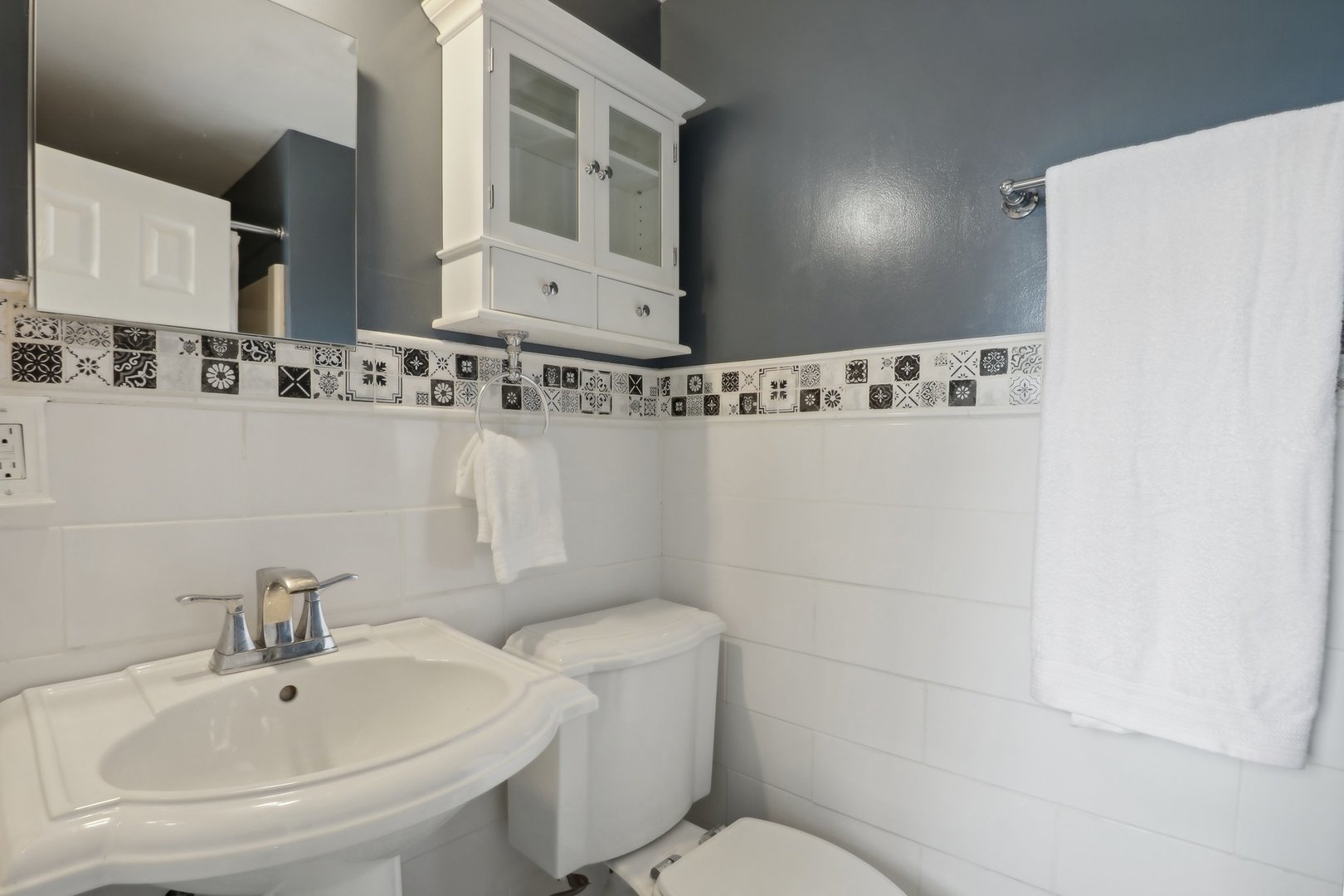785 Cambridge Lane Hoffman Estates, IL 60169 - Photo 26 of 48 a bathroom with a sink a toilet and shower