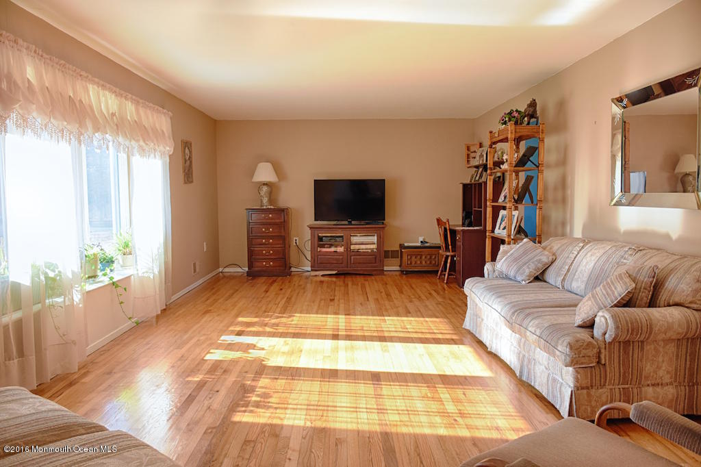 76 East Fish Road Jackson, NJ 08527 - Photo 9 of 38 Living Room
