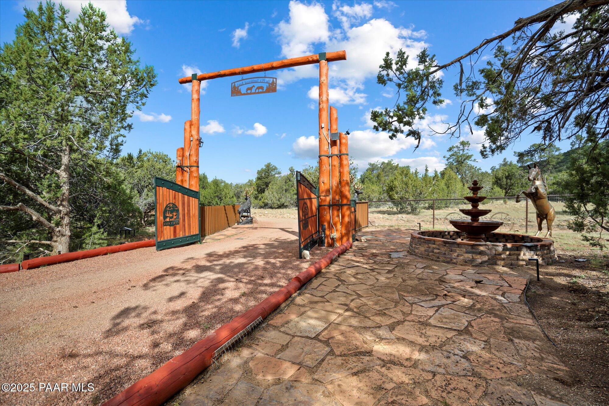 33425 Cowboy Clint Road Seligman, AZ 86337 - Photo 4 of 79 Front Gate