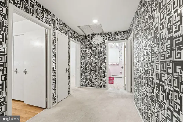 a view of entryway with a walls