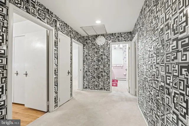 a view of entryway with a walls