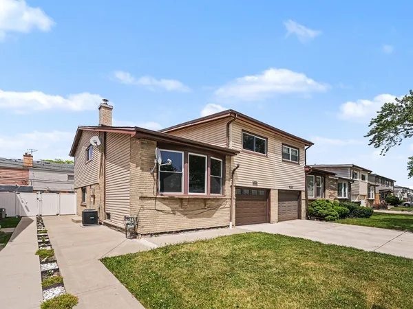 $438,500 | 9120 Hollyberry Avenue, Des Plaines, IL 60016